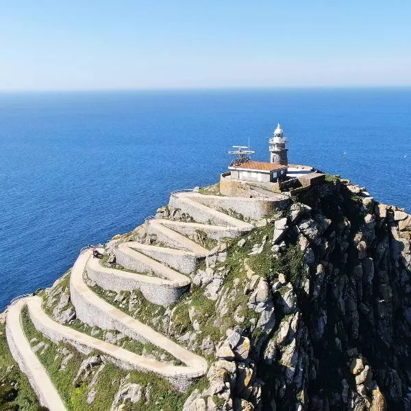 Faro encima de una montaña en medio del mar
