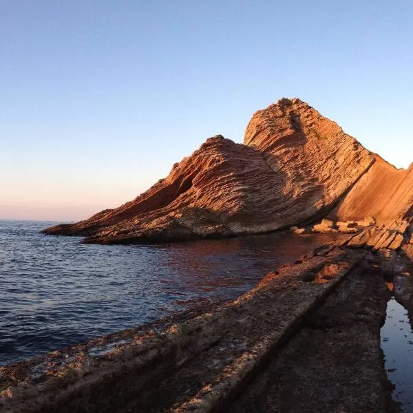 Paisaje de playa con una monta&ntilde;a y el mar