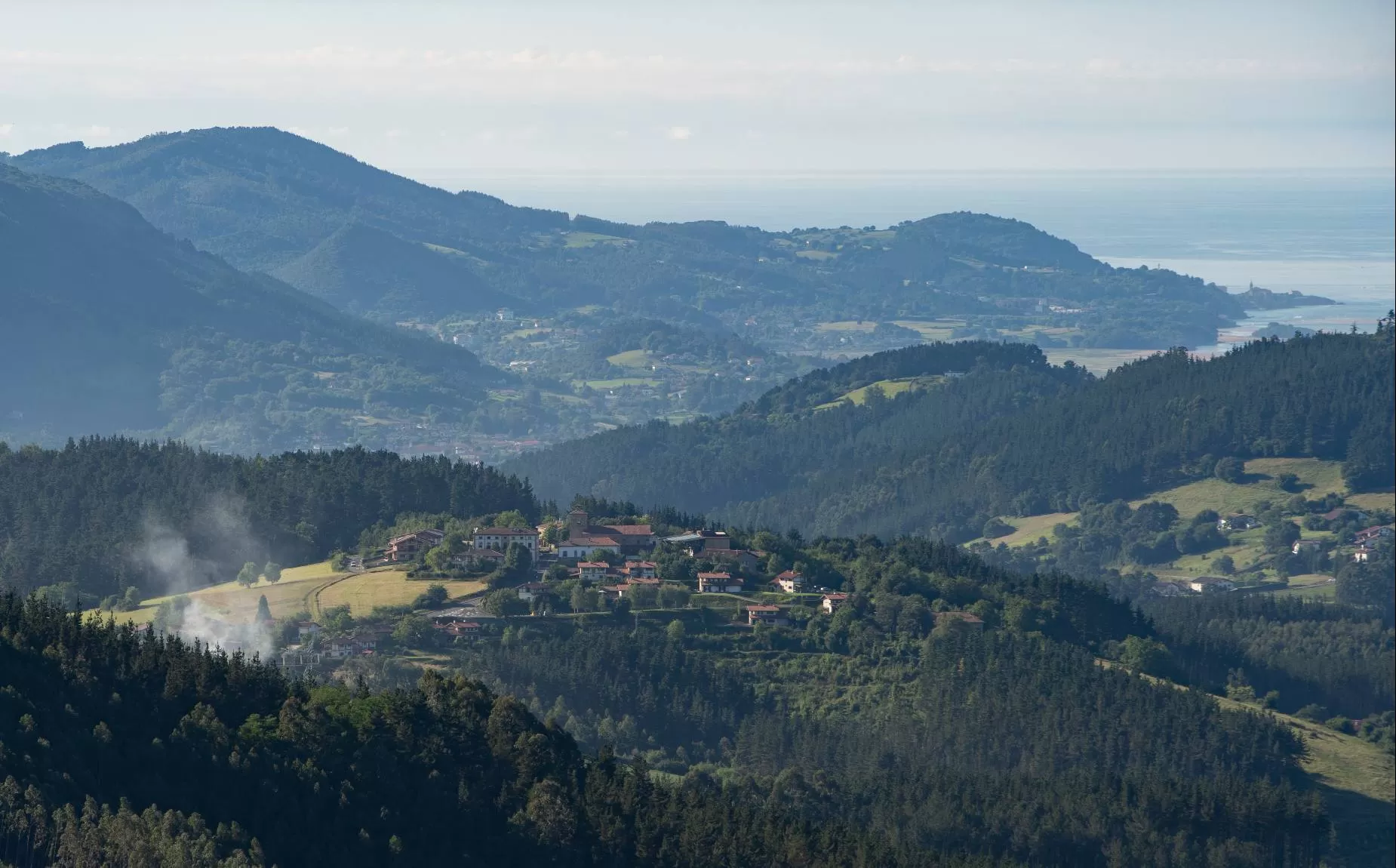Pueblo entre monta&ntilde;as y &aacute;rboles