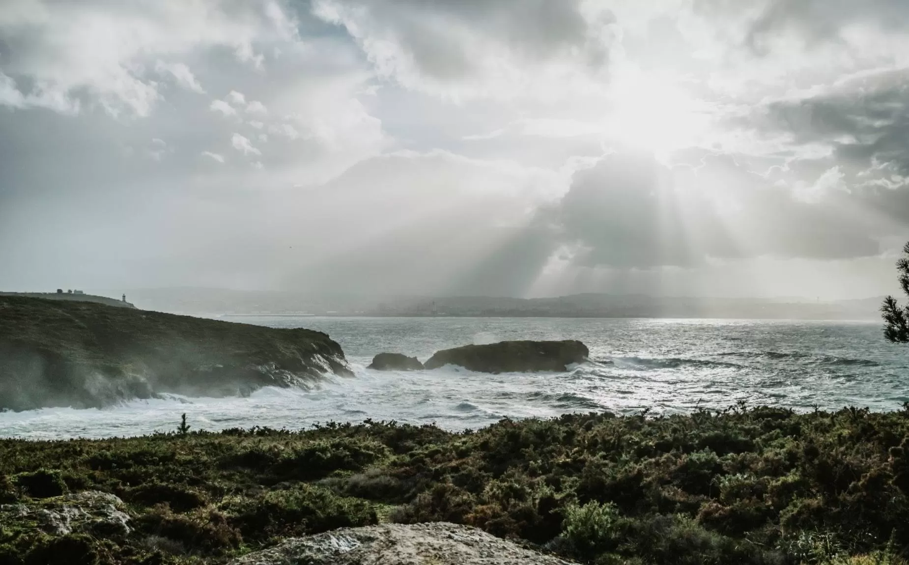 Vista al mar con cielo nublado