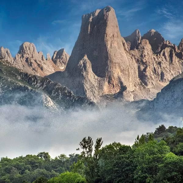 Paisaje montañoso con nubes bajas