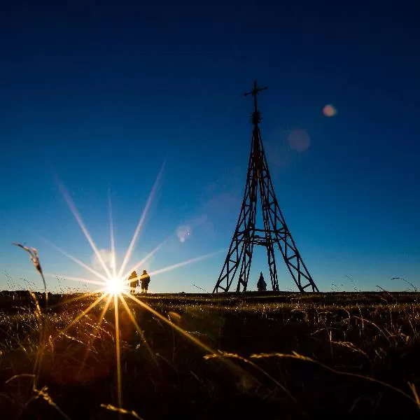 Una familia haciendo senderismo en un entorno natural único
