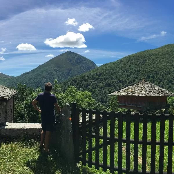 Persona mirando el paisaje entre monta&ntilde;as