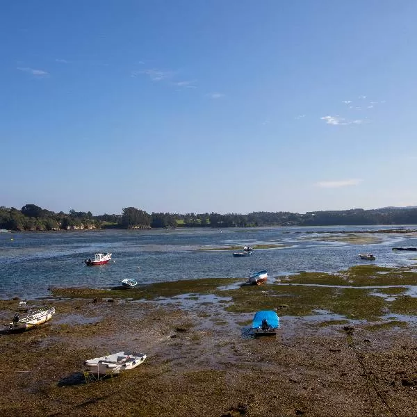 Marisma con bascas de pescadores