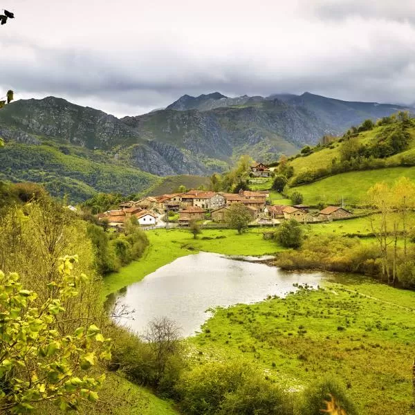 Paisaje natural con varias casas de campo y un lago