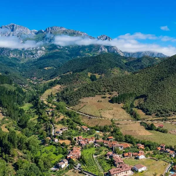 Paisaje natural entre monta&ntilde;as