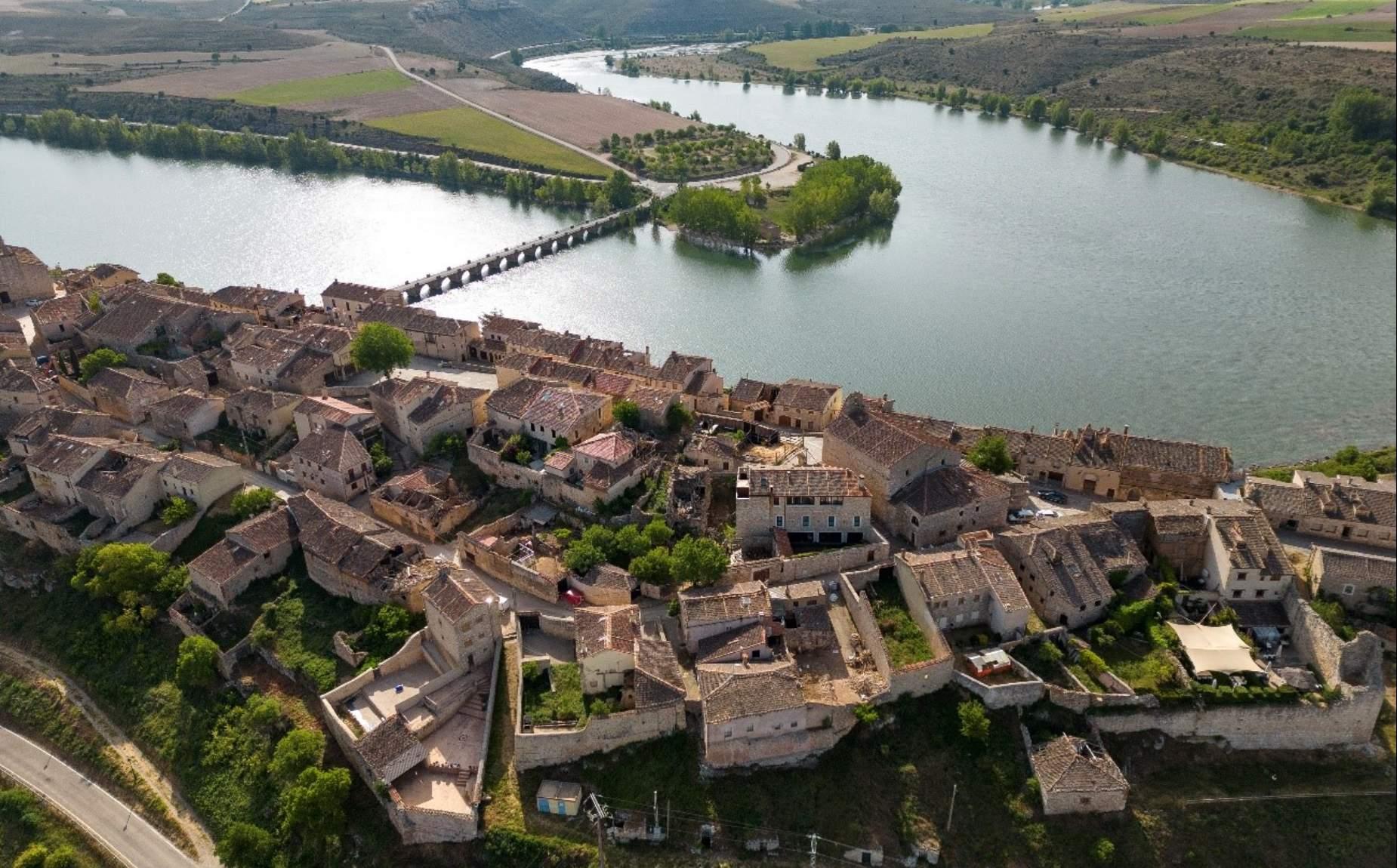 Un pueblo al lado del r&iacute;o.