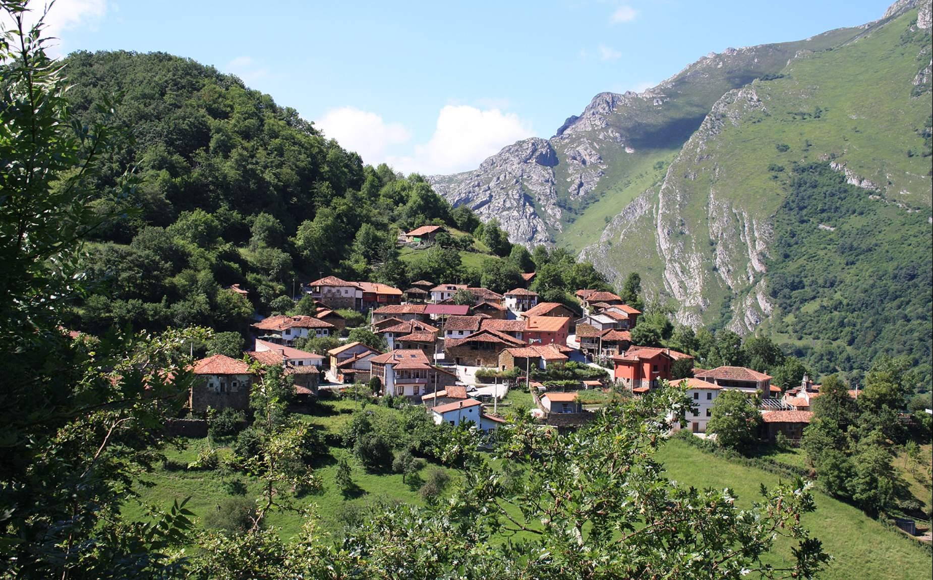 Pueblo en medio de la monta&ntilde;a