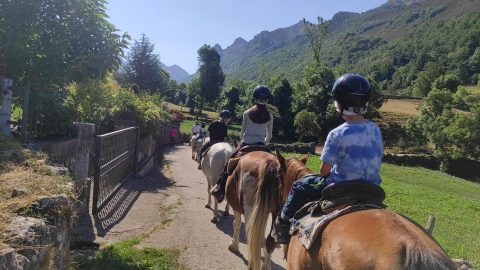 Rutas a caballo en el corazón del Parque Natural de Somiedo: descubre el paraíso a lomos de un caballo